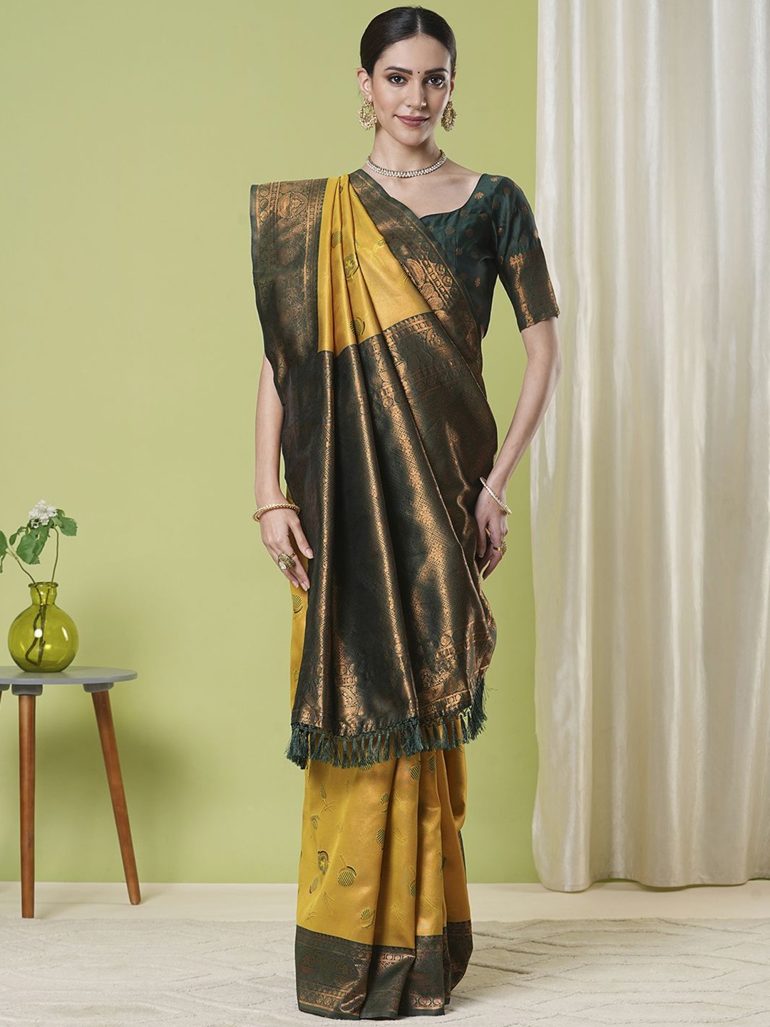 

KAYOMMI Woven Design Zari Banarasi Saree, Yellow