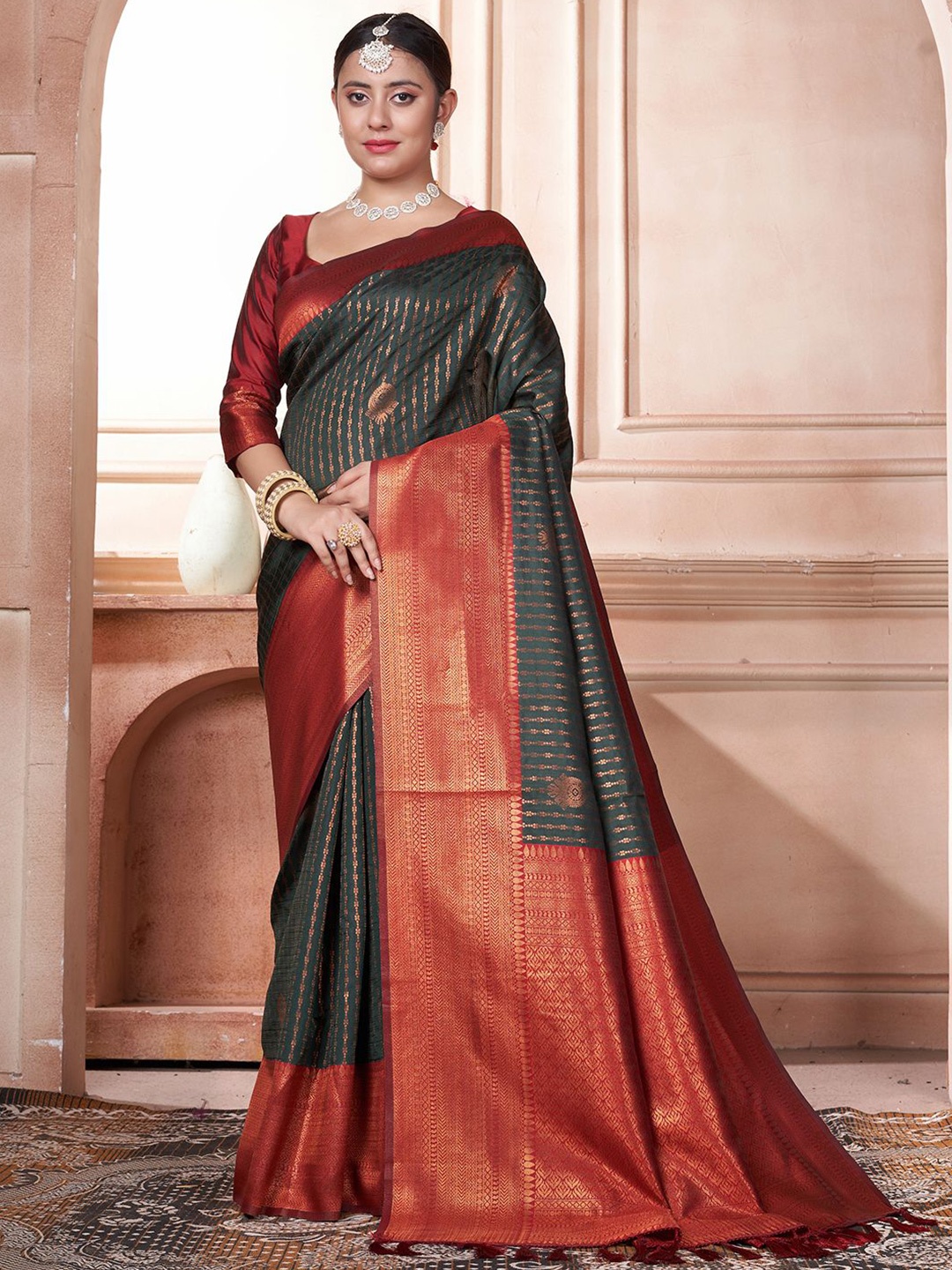 

Panzora Woven Design Kanjeevaram Saree With Blouse Piece, Green