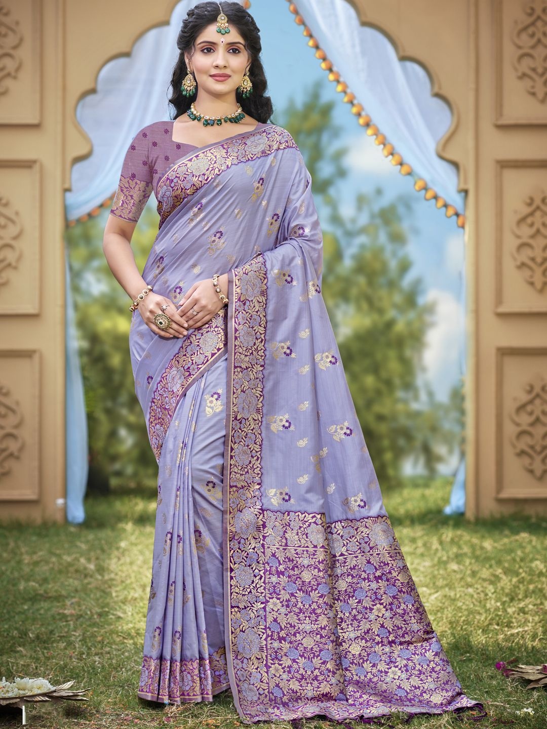 

SANGAM PRINTS Floral Woven Design Zari Banarasi Saree, Purple