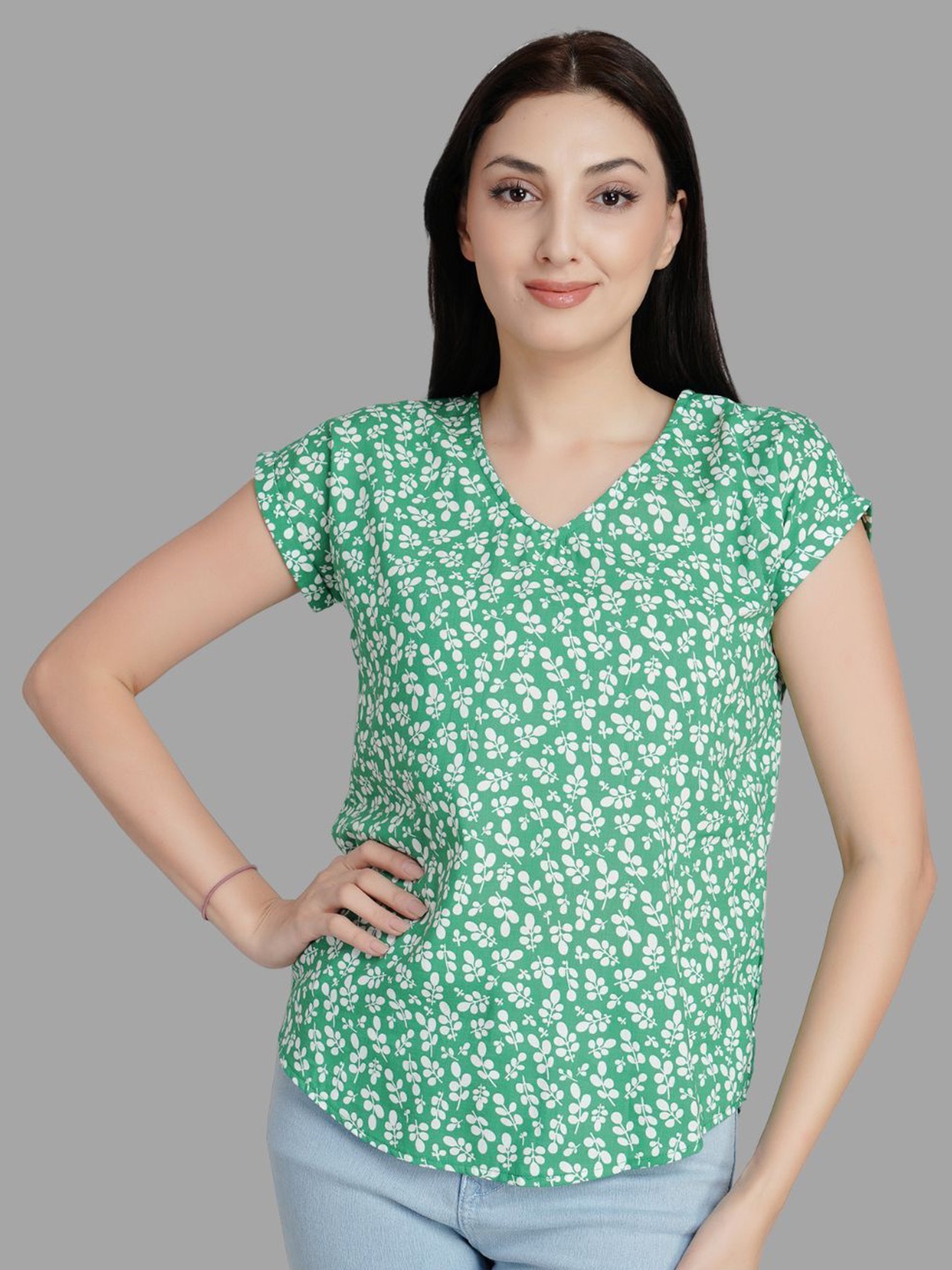 

Kiarabel Retail Floral Printed Top, Green