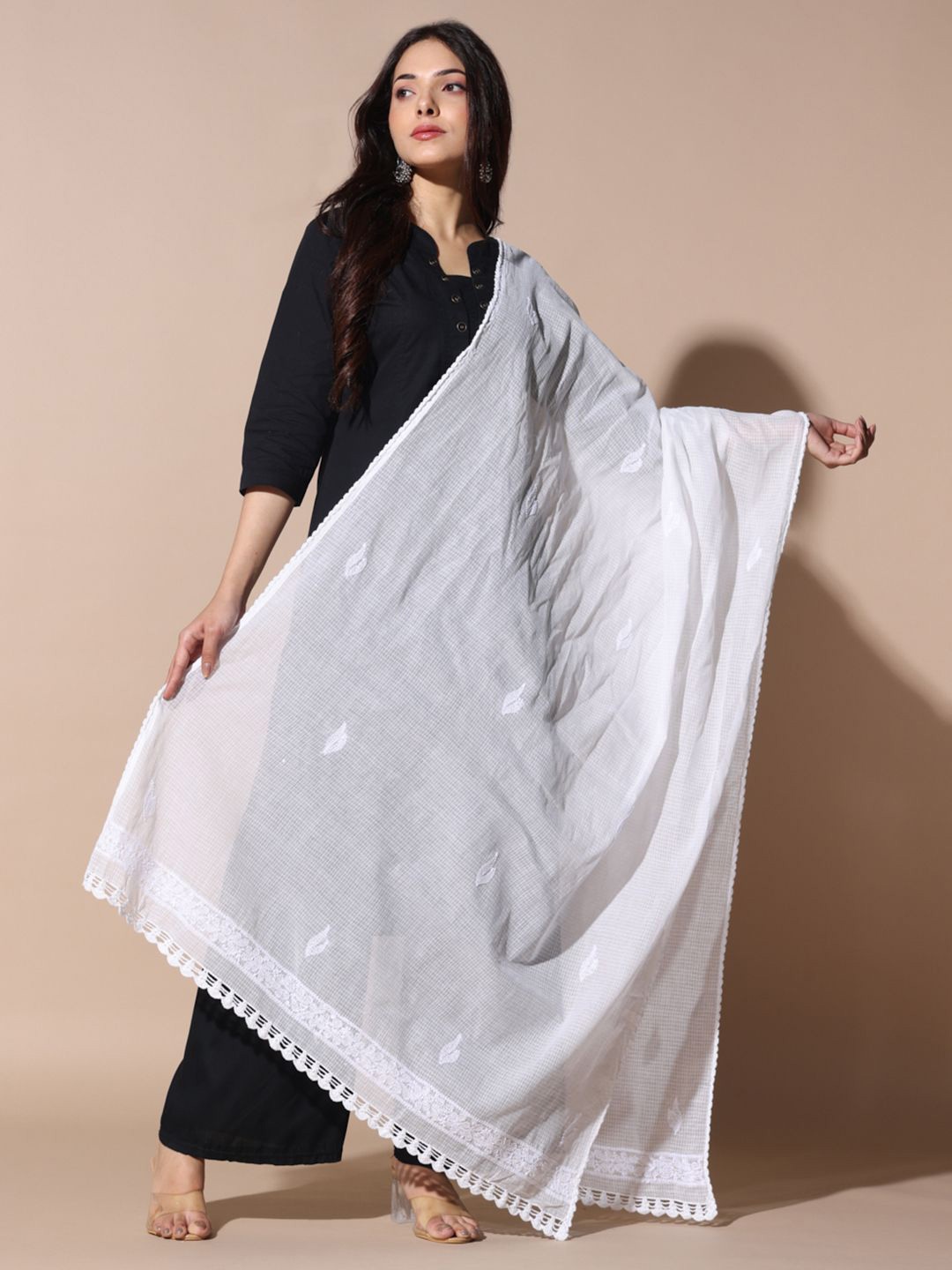 

Fashionable Chikan Handikraft Embroidered Dupatta with Chikankari, Off white