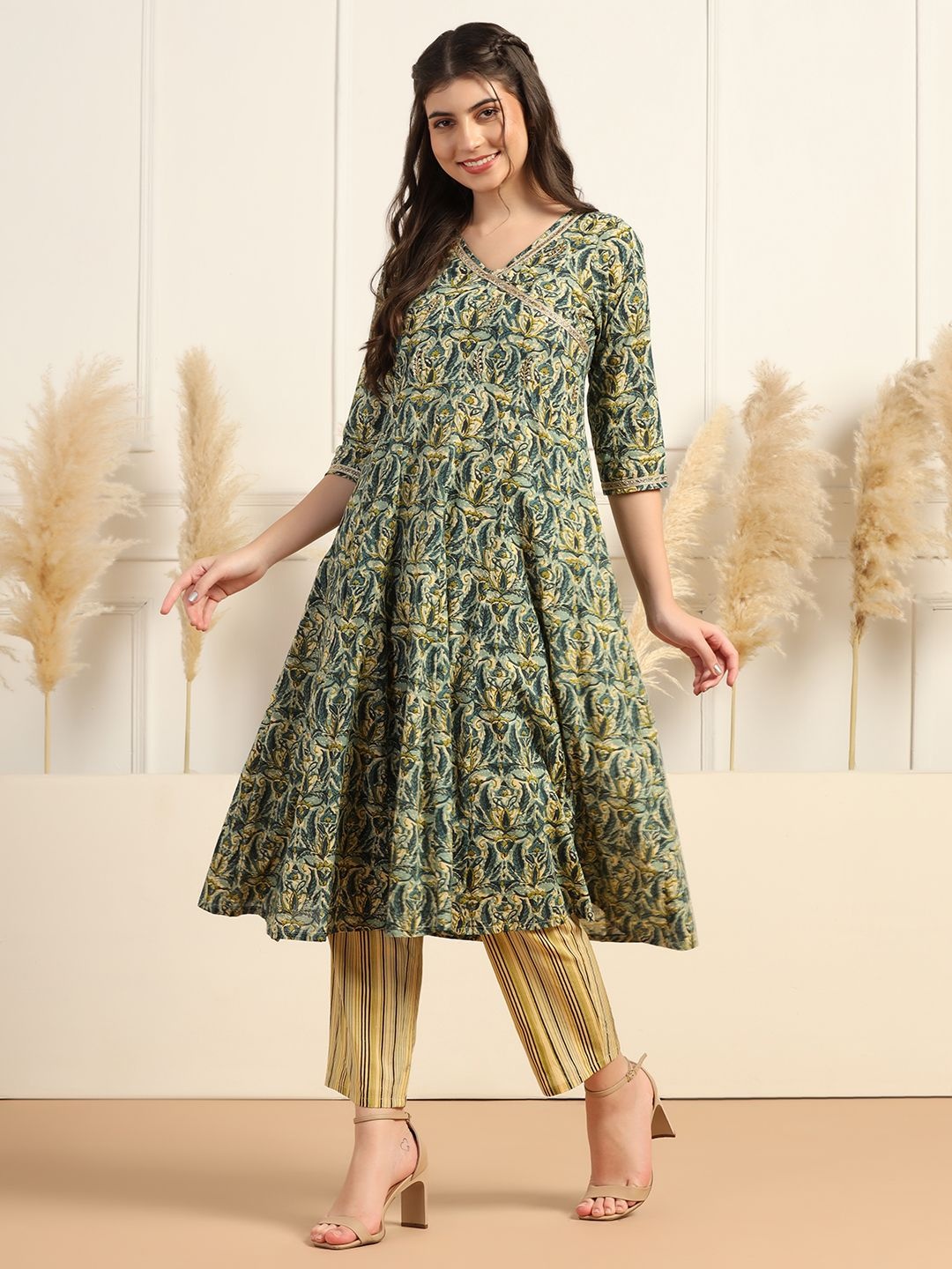 

FASHION DREAM Women Floral Printed Angrakha Kurta with Trousers, Green