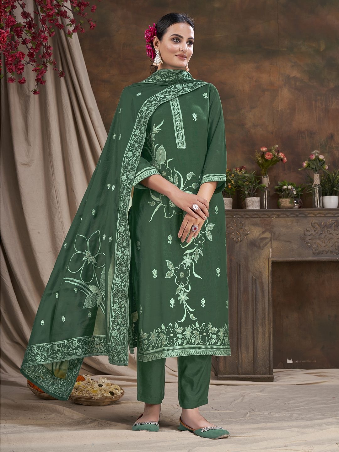 

Krimmple Women Floral Printed Regular Kurti with Pyjamas & With Dupatta, Green