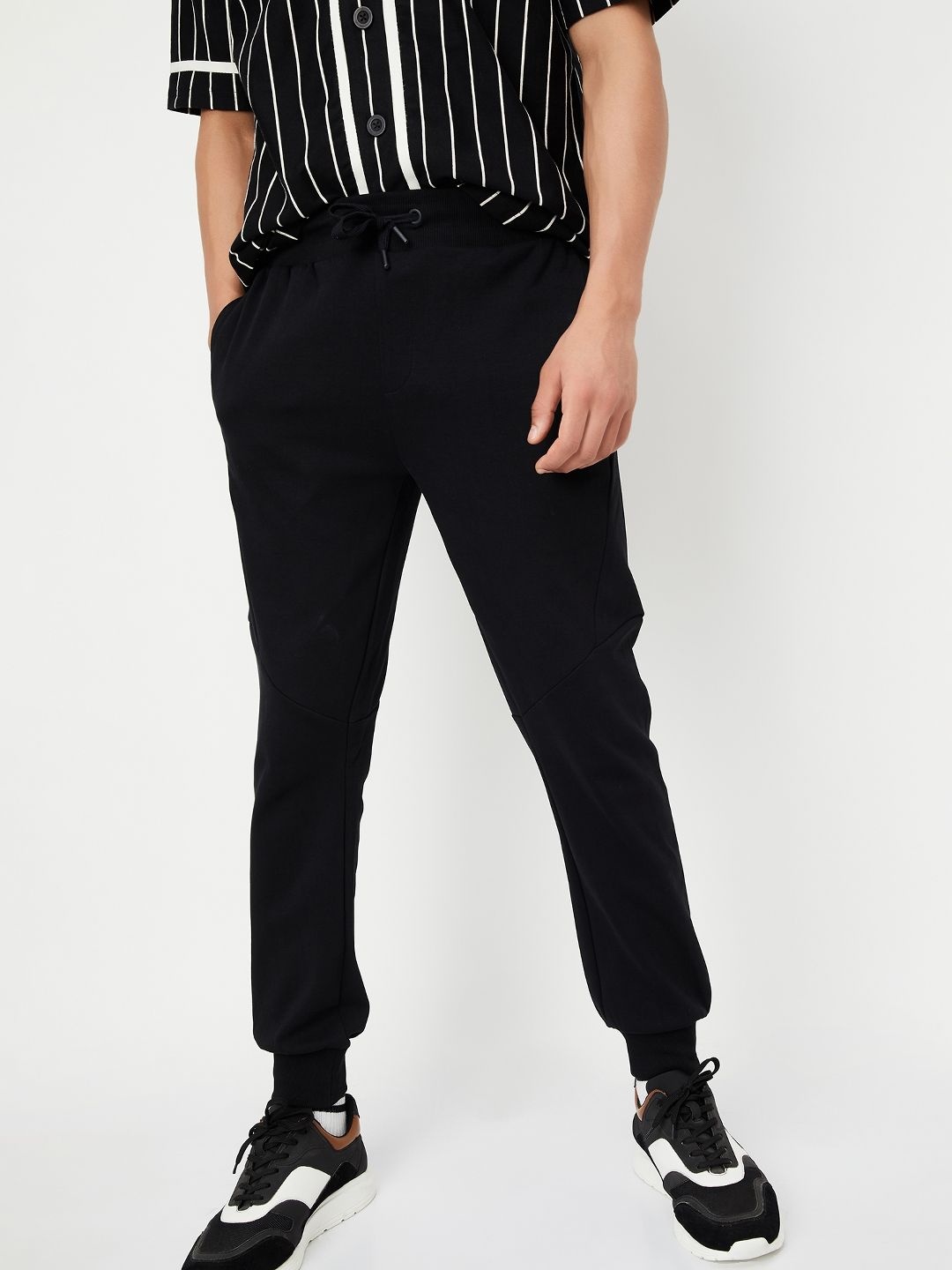

max Men Mid-Rise Joggers, Black