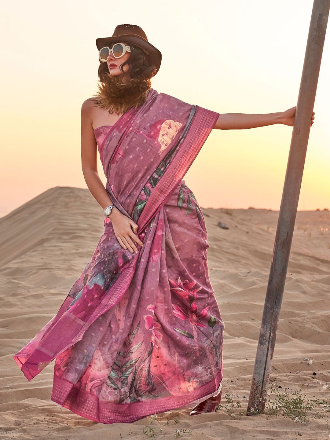 

ODETTE Floral Zari Linen Blend Saree, Pink