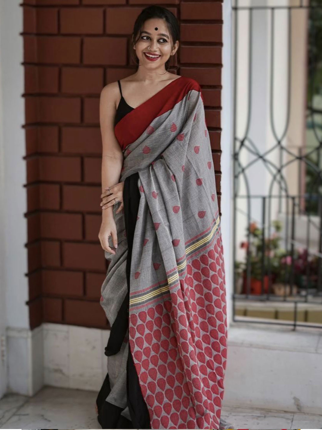 

Ruuprekha Woven Design Pure Cotton Khadi Saree, Grey