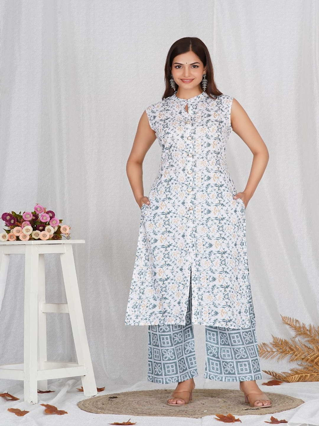 

Pristyle Women Floral Printed Regular Kurta with Palazzos, Grey