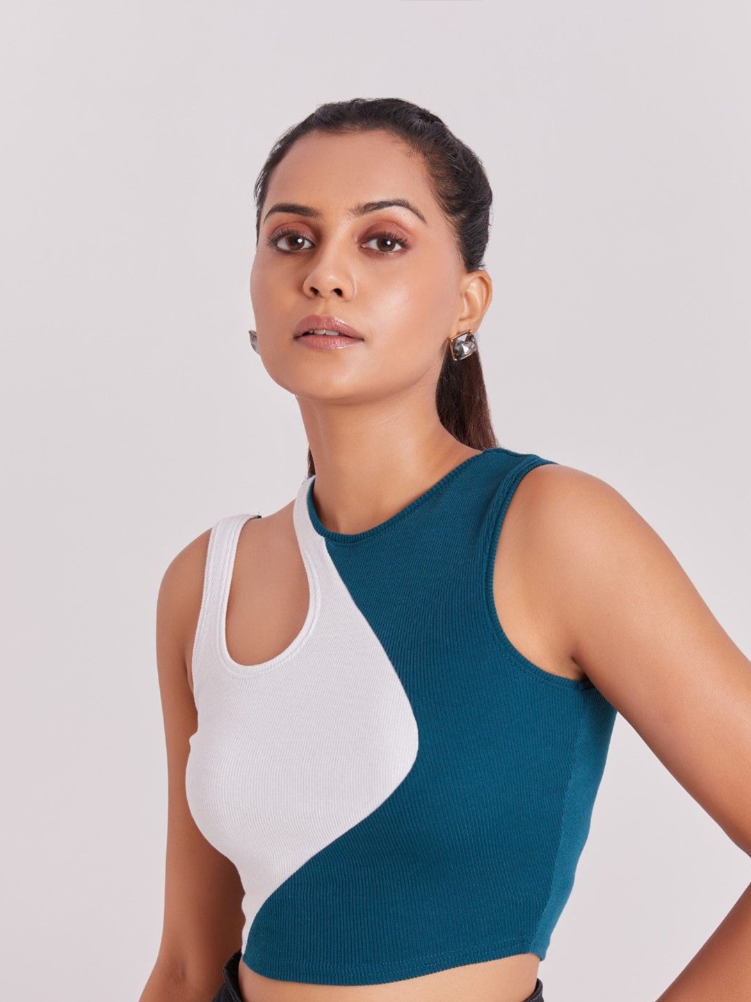 

BerryBird Round Neck Sleeveless Cut Out Sholder Ribbed Knit Two Tone Crop Top, Teal