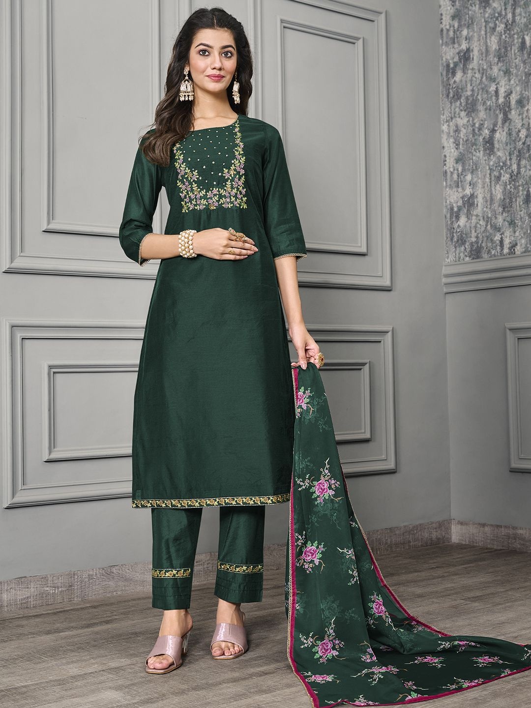 

Krimmple Women Floral Embroidered Regular Thread Work Kurti with Pyjamas & With Dupatta, Green