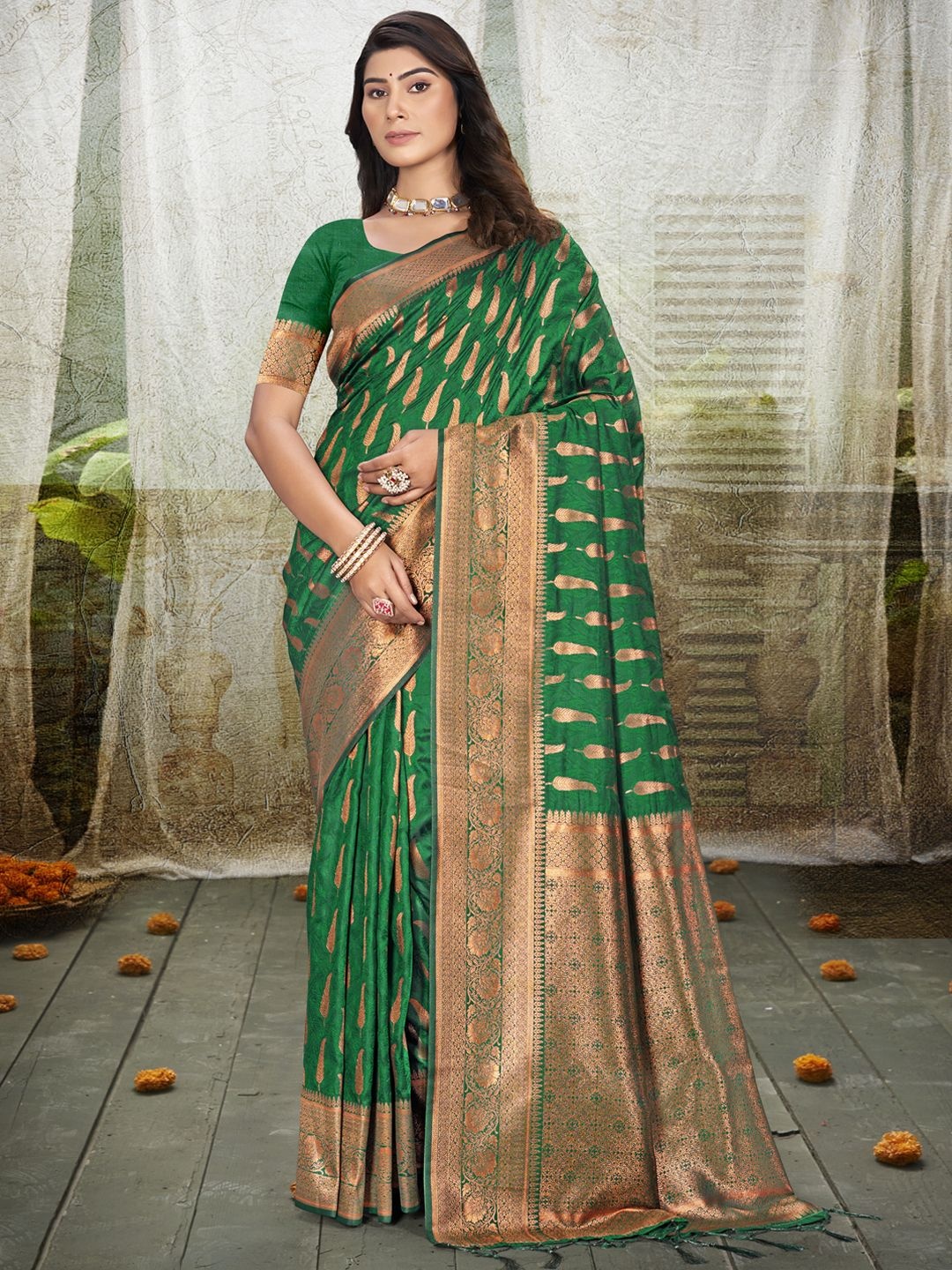 

SANGAM PRINTS Woven Design Zari Tussar Saree, Green