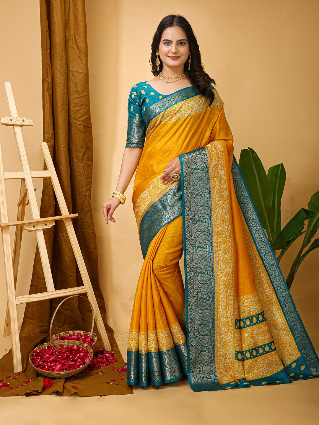 

LeeliPeeri Designer Saree, Yellow
