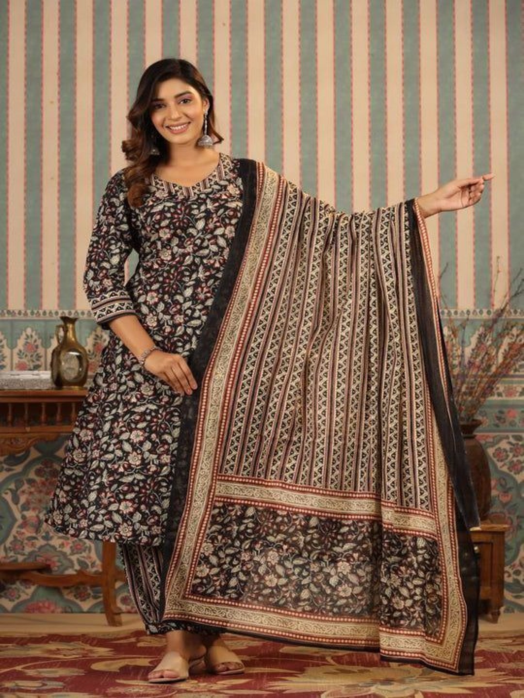 

Modestouze Attires Women Floral Printed Regular Kurta with Trousers & With Dupatta, Black