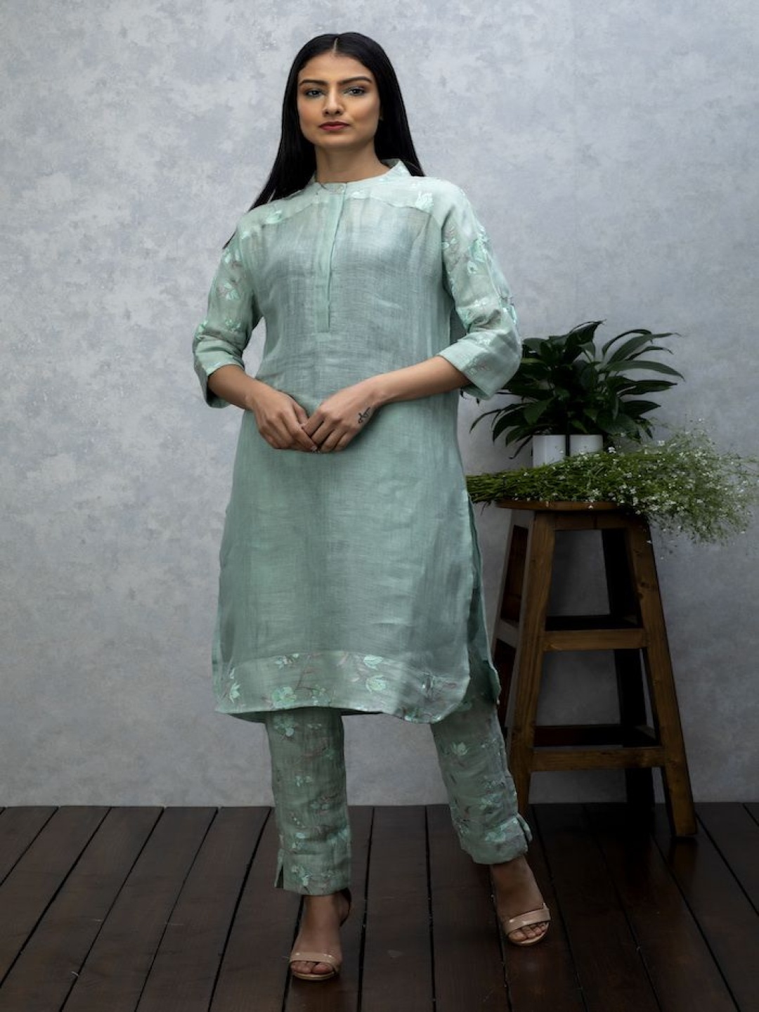 

SMRITI GUPTA Band Collar Floral Embroidered Linen Straight Kurta With Trousers, Green