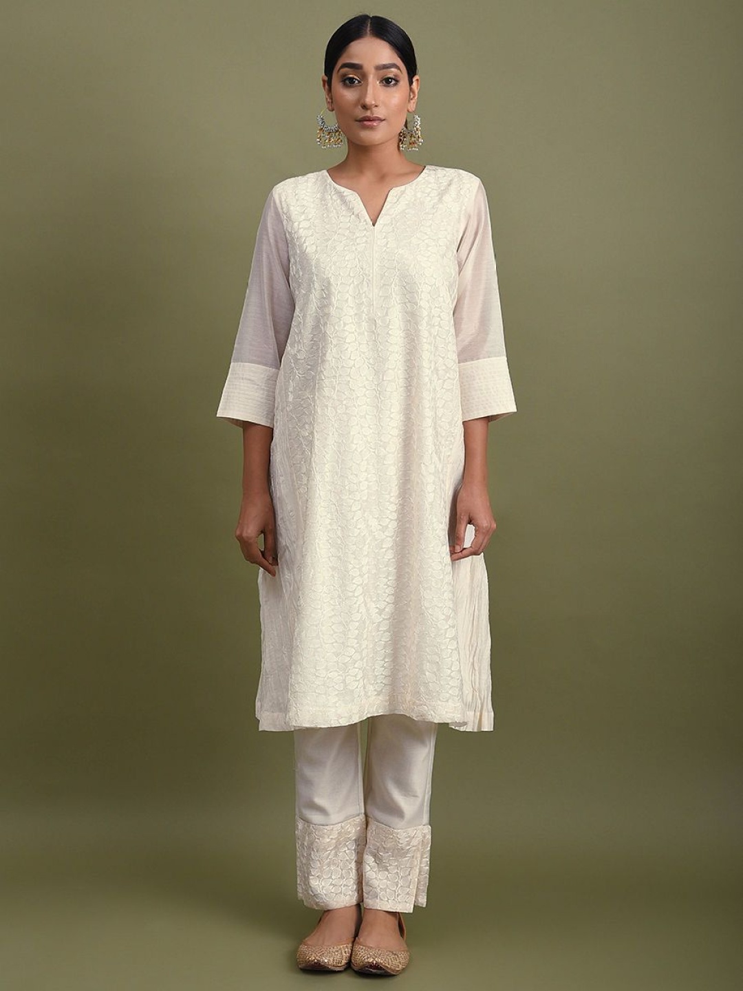 

SMRITI GUPTA Floral Embroidered Notch-Neck Chanderi Cotton Straight Kurta, Off white