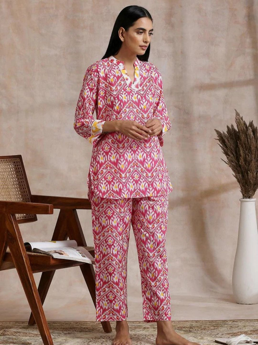 

NAINVISH Geometric Printed Notch Neck Kurti & Pyjama, Pink