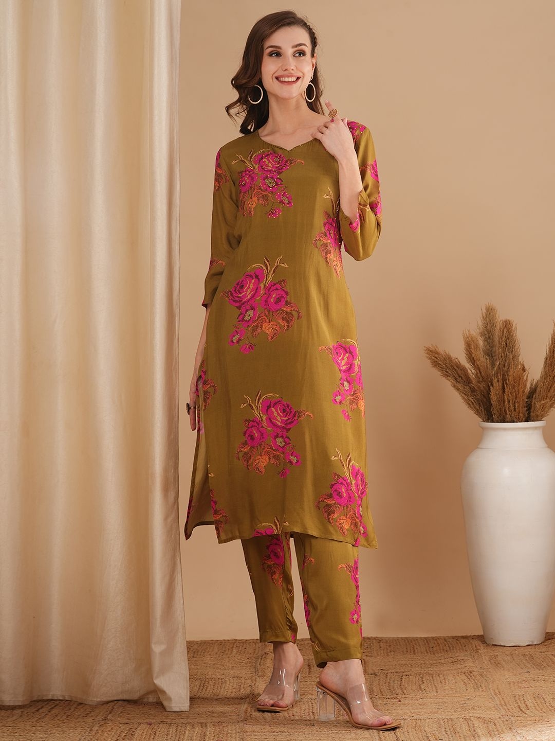 

FASHOR Olive Green Floral Printed Sweetheart Neck Sequinned Straight Kurta With Trousers