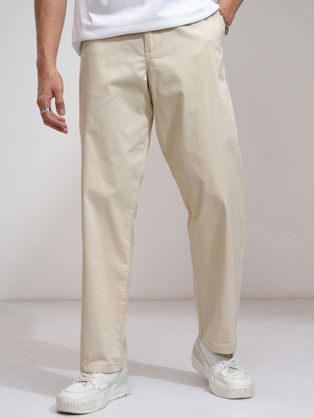 

HIGHLANDER Men Straight Fit Cotton Regular Trousers, Off white