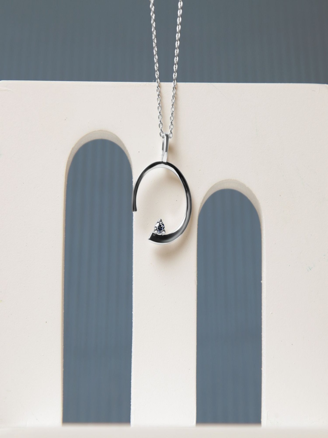 

VELVET IMPERIAL Silver-Plated Circular Pendants with Chains
