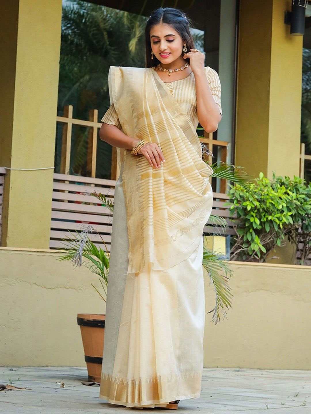 

THE WOMEN DECOR Woven Design Zari Maheshwari Saree, White