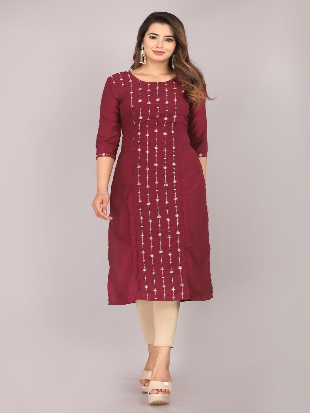 

GURRA Women Geometric Embroidered Mirror Work Jacquard Kurta, Maroon