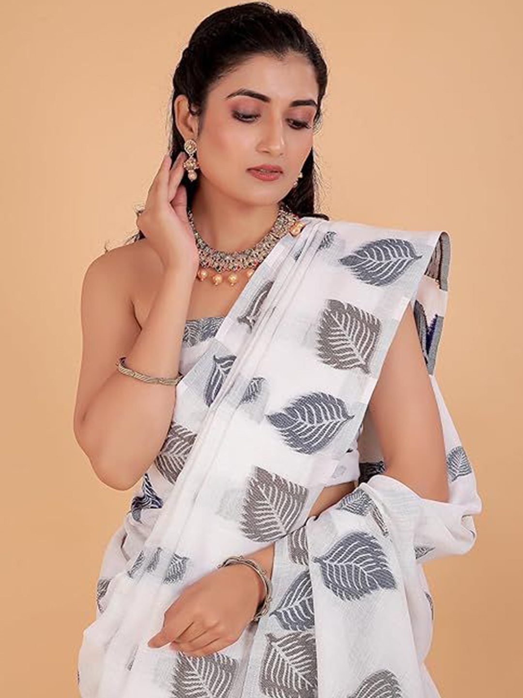 

NEGRONI Ethnic Motifs Printed Saree, White