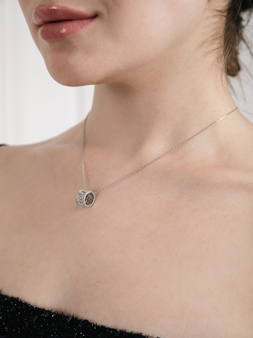 

VELVET IMPERIAL Silver-Plated Square Pendants with Chains