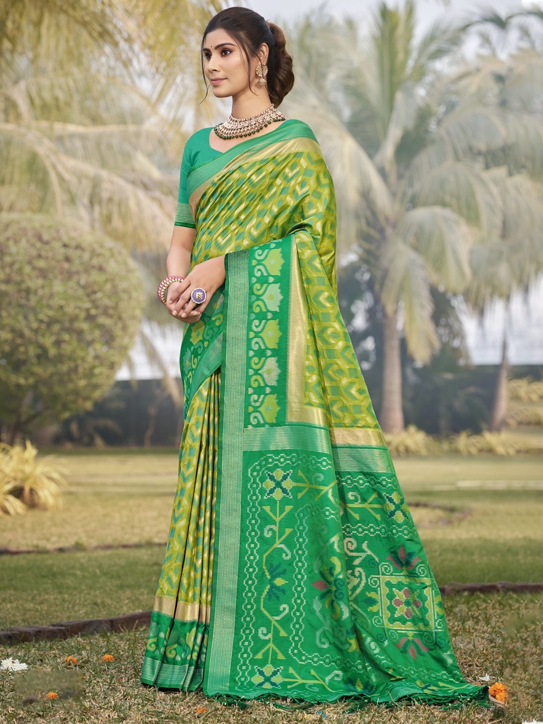 

SANGAM PRINTS Geometric Woven Design Zari Tussar Saree, Green