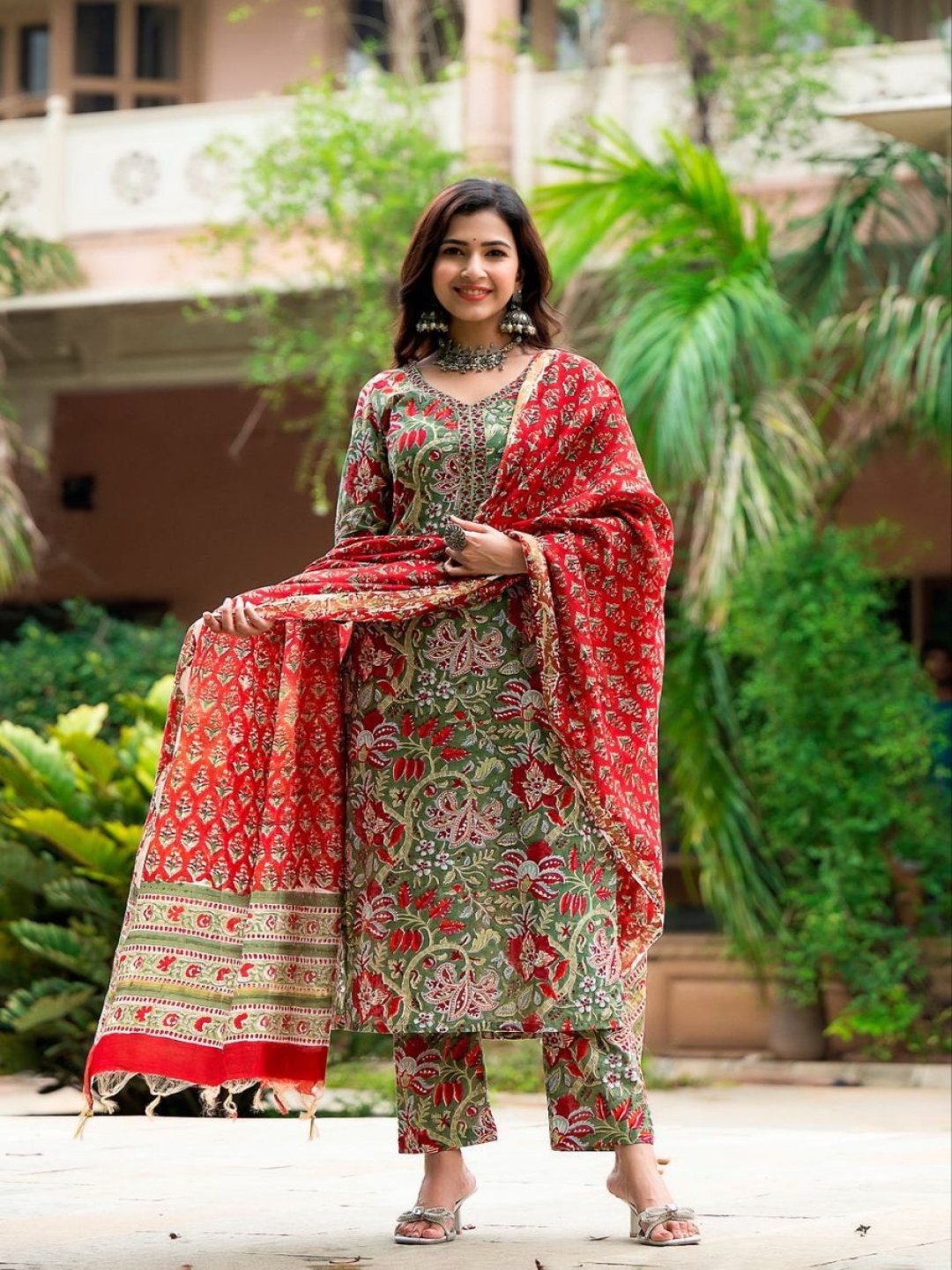 

Modestouze Attires Women Floral Printed Regular Kurta with Trousers & With Dupatta, Red