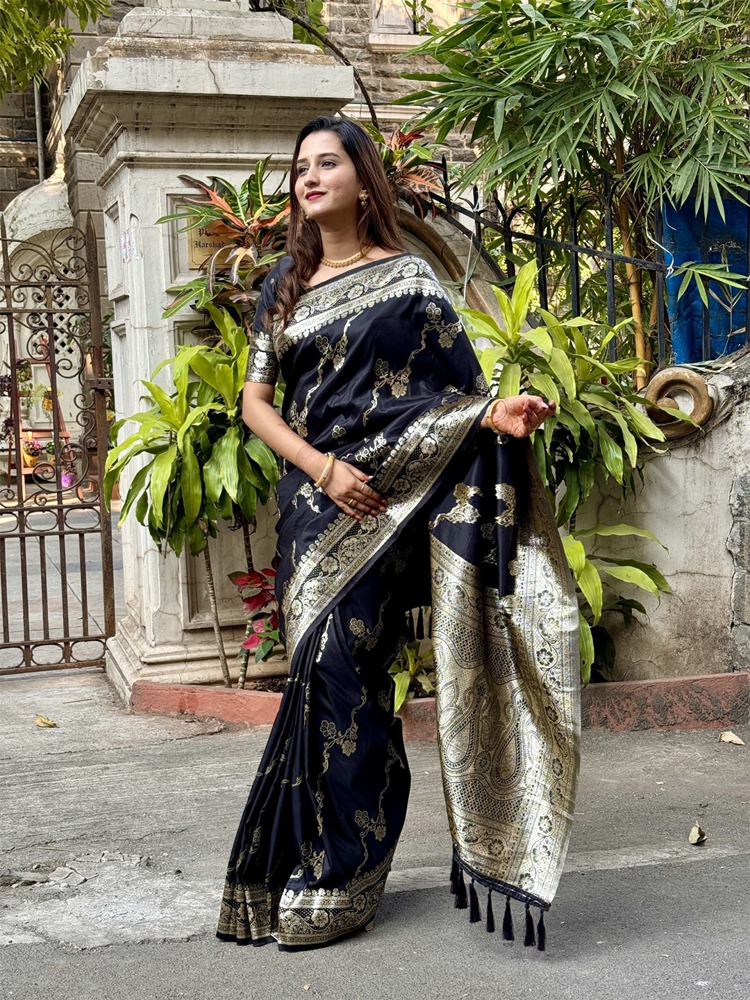 

LeeliPeeri Designer Floral Woven Design Zari Banarasi Saree, Black