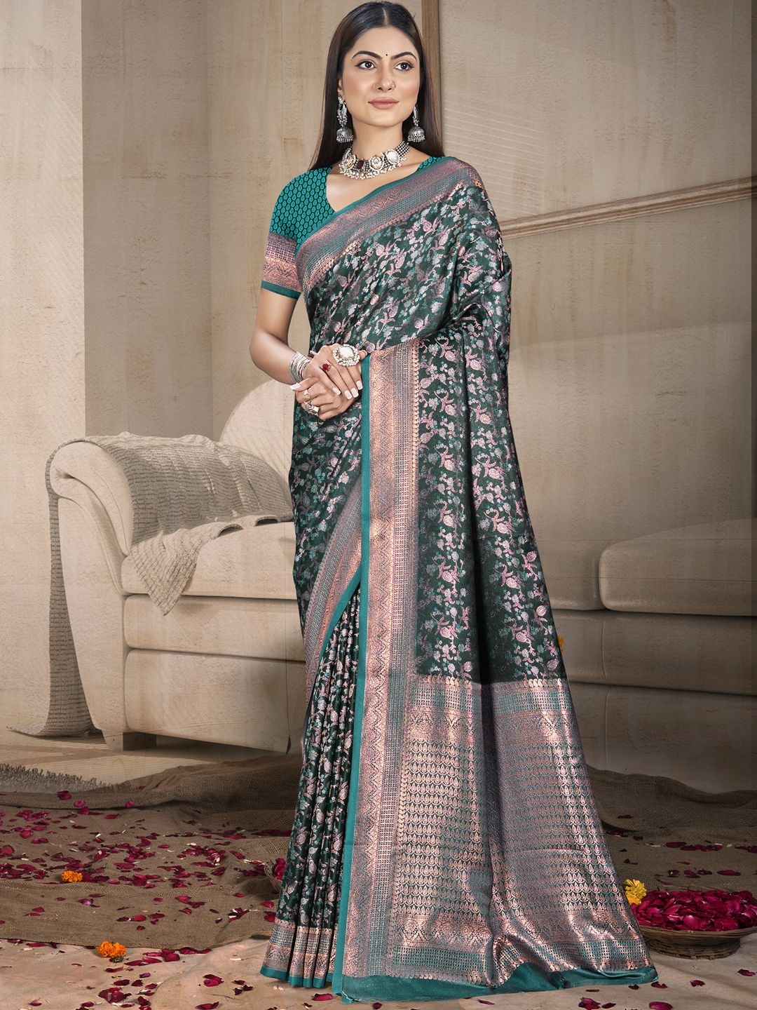 

SANGAM PRINTS Woven Design Zari Tussar Saree, Green