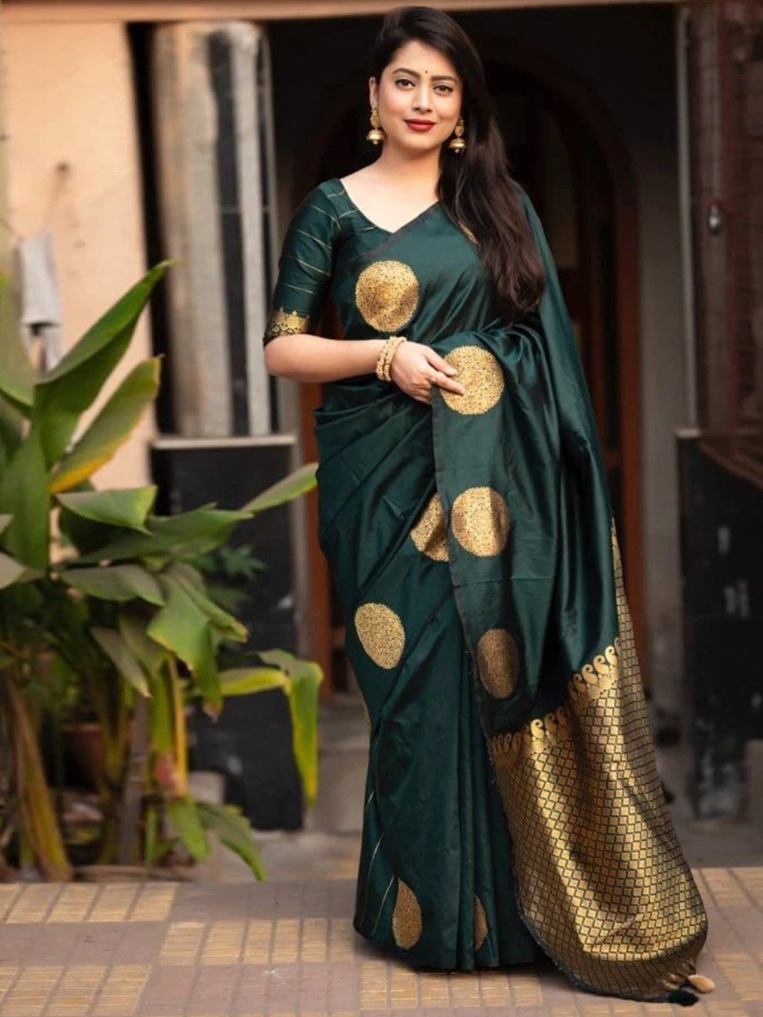 

KALINI Woven Design Zari Banarasi Saree, Green