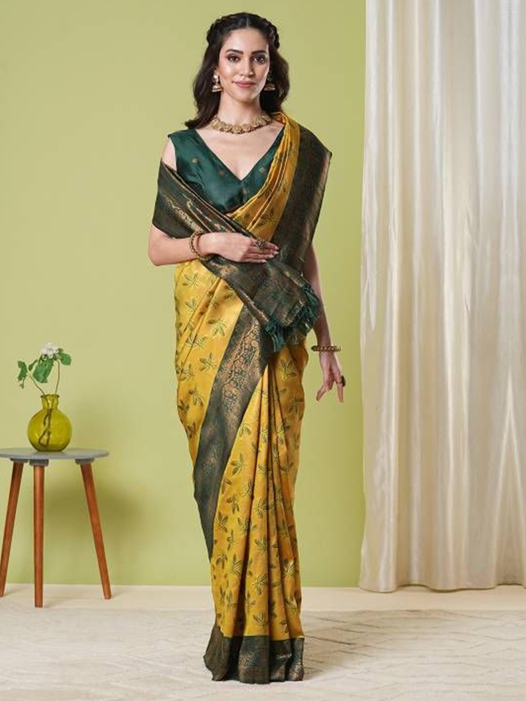 

KAYOMMI Floral Printed Woven Design Zari Banarasi Saree, Yellow