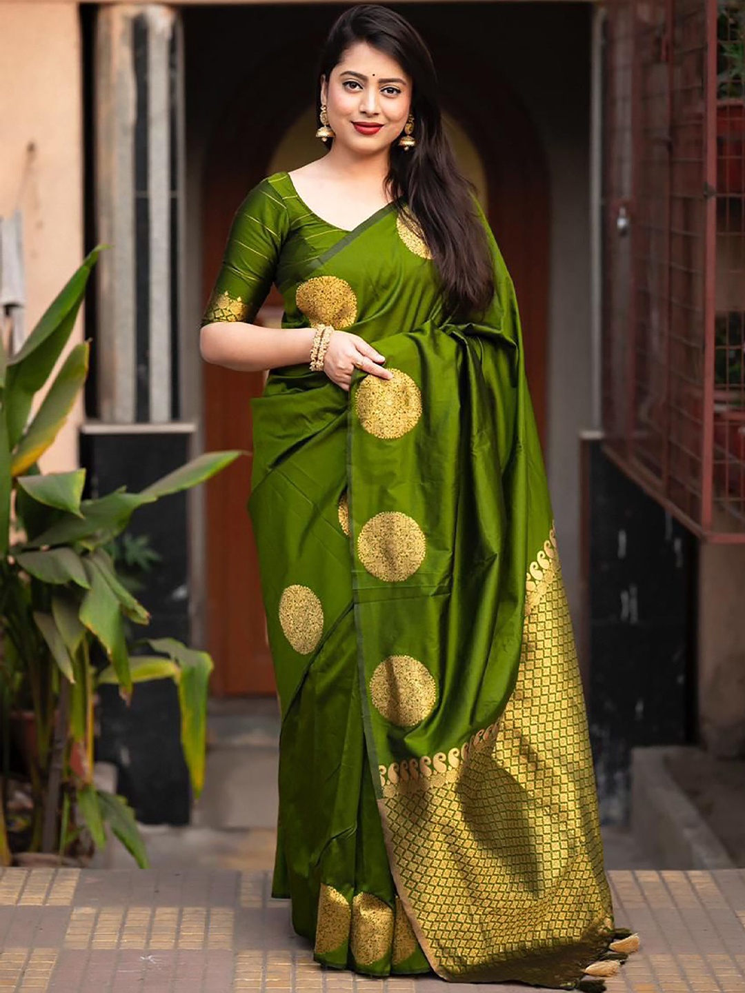 

bigben textile Woven Design Designer Banarasi Saree, Green