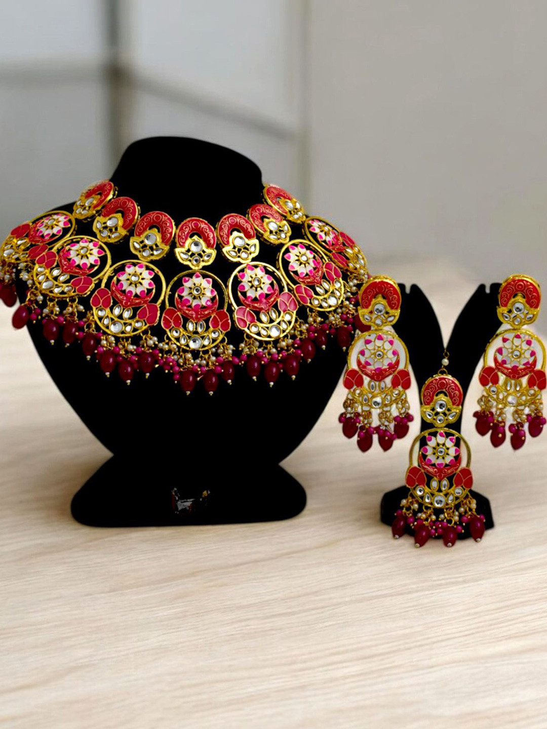 

TISHUL JEWELS Gold-Plated Stone Studded Beaded Meenakari Necklace & Earrings Maang Tika