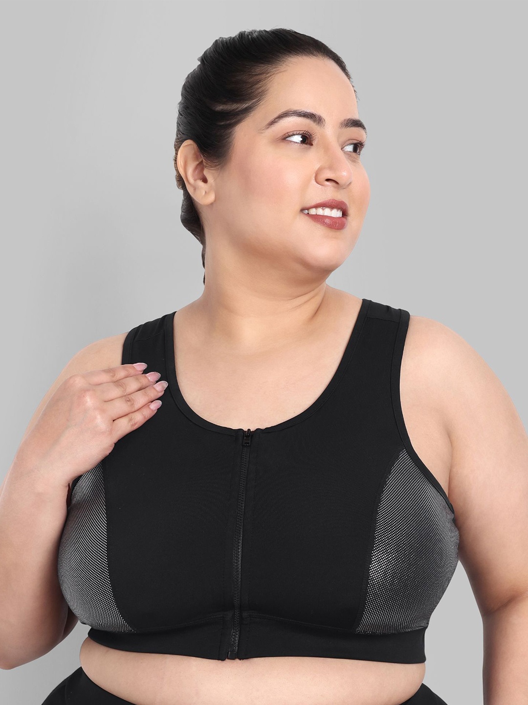 

Skyria Women Plus Size Cut and Sew Front Zip Sports Bra, Black