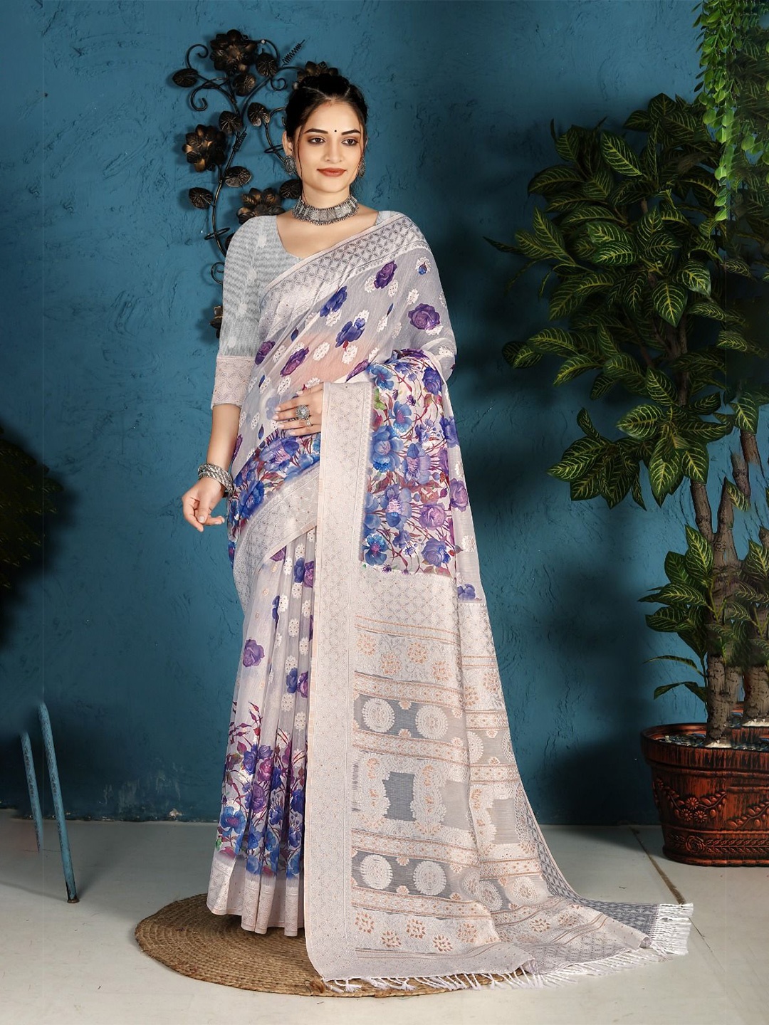 

Jhilmil Fashion Floral Kanjeevaram Saree, White
