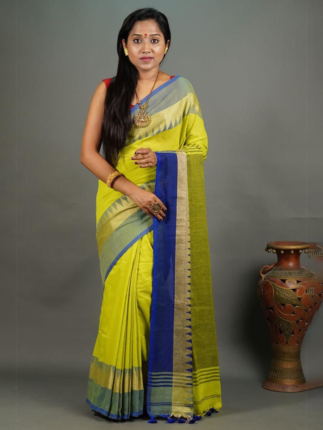 

Ruuprekha Woven Design Zari Pure Cotton Khadi Saree, Lime green