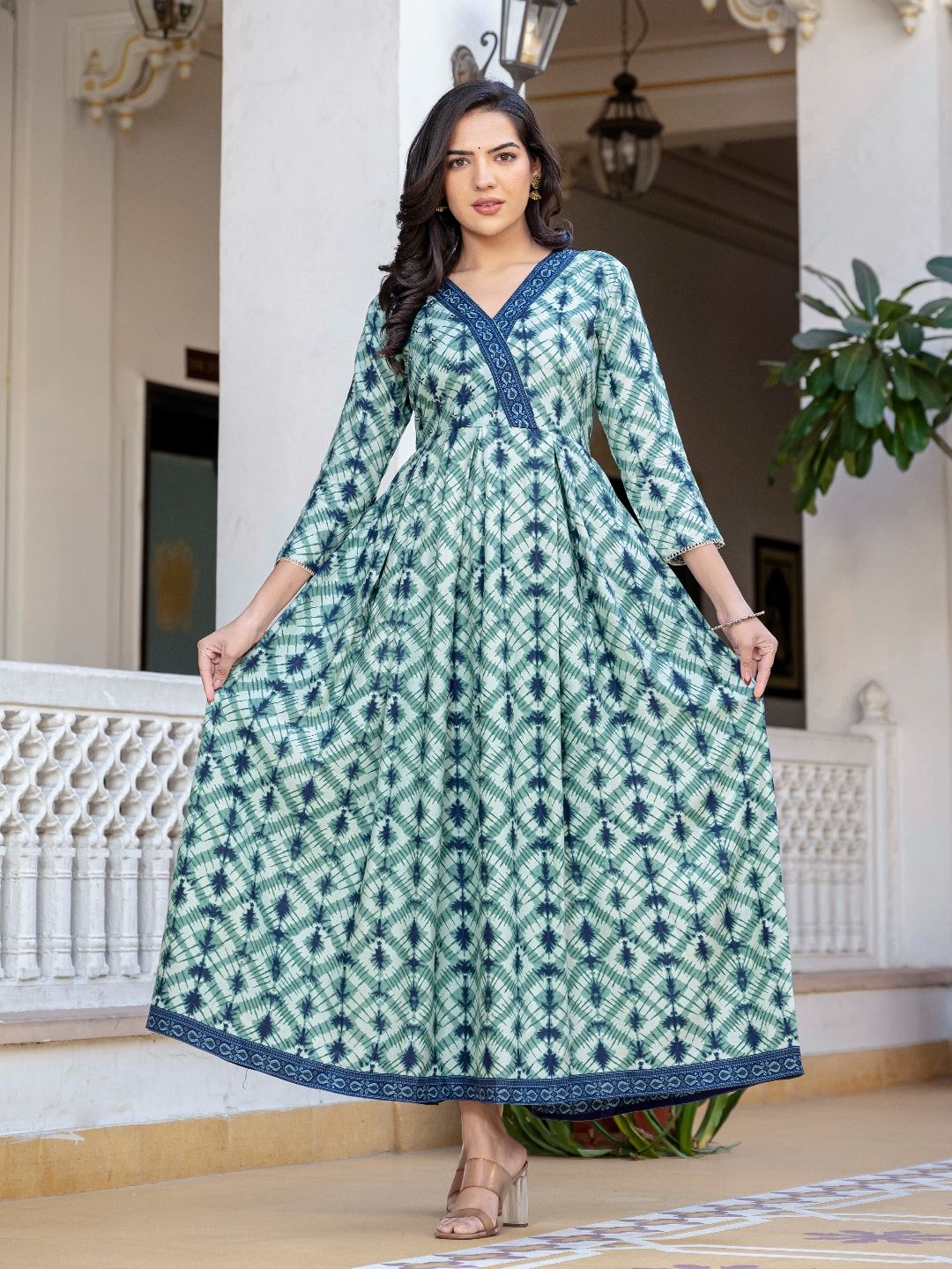 

ARADHNA Ethnic Motifs Printed V-Neck Anarkali Kurta, Green