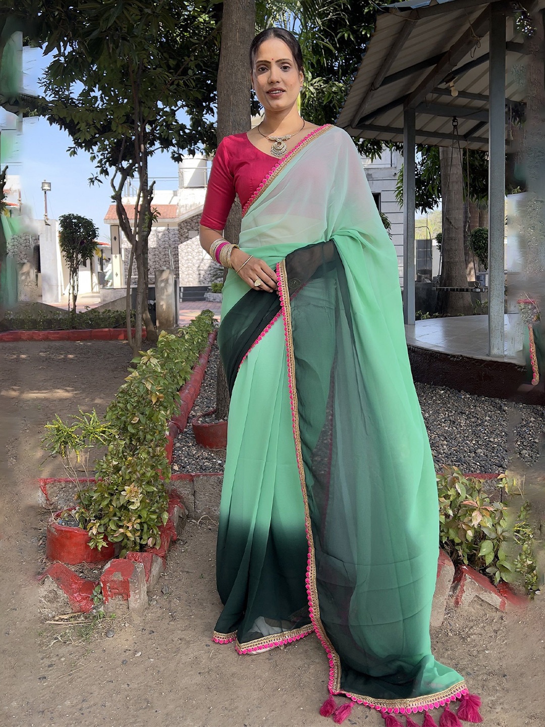 

Aika Colourblocked Embroidered Pure Georgette Saree, Green