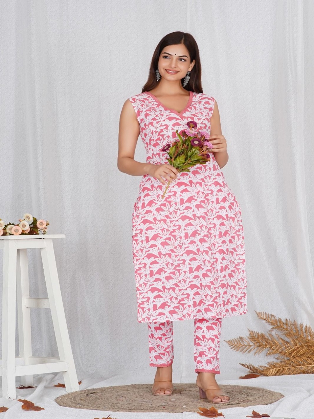 

Pristyle Women Floral Printed Regular Pure Cotton Kurta with Trousers, White