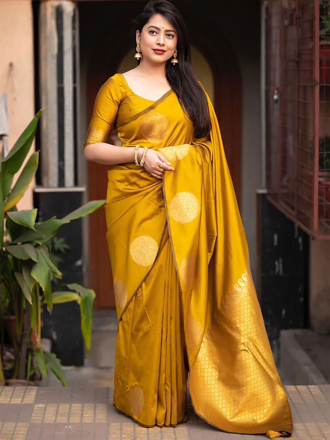 

bigben textile Woven Design Zari Banarasi Saree, Yellow