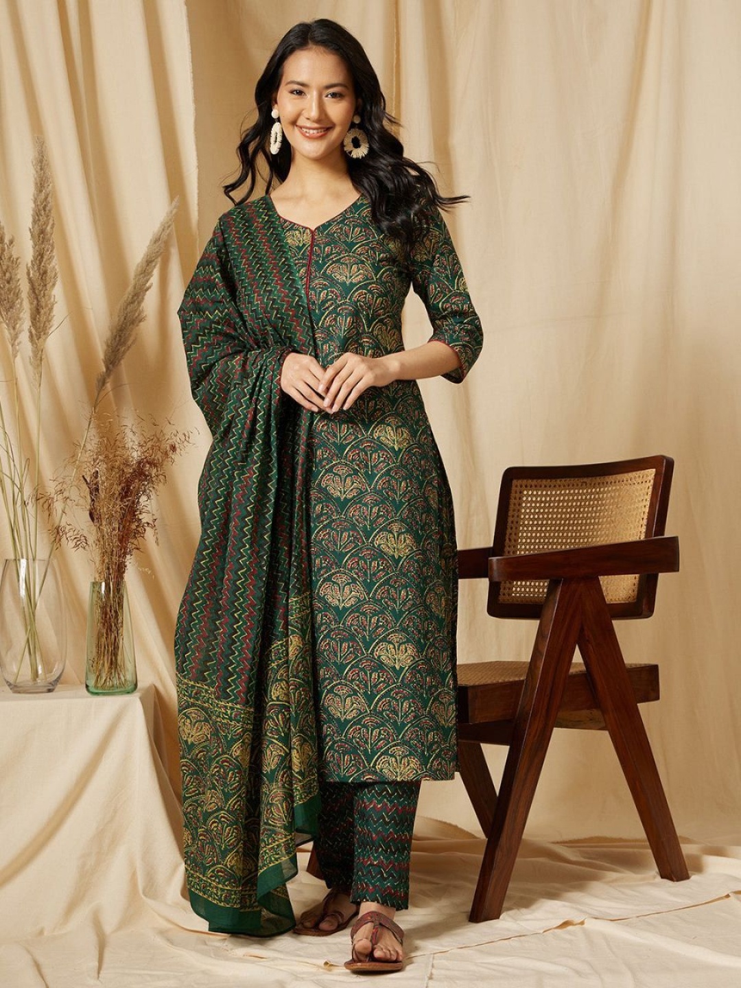 

Modestouze Attires Women Printed Regular Kurta with Trousers & With Dupatta, Green