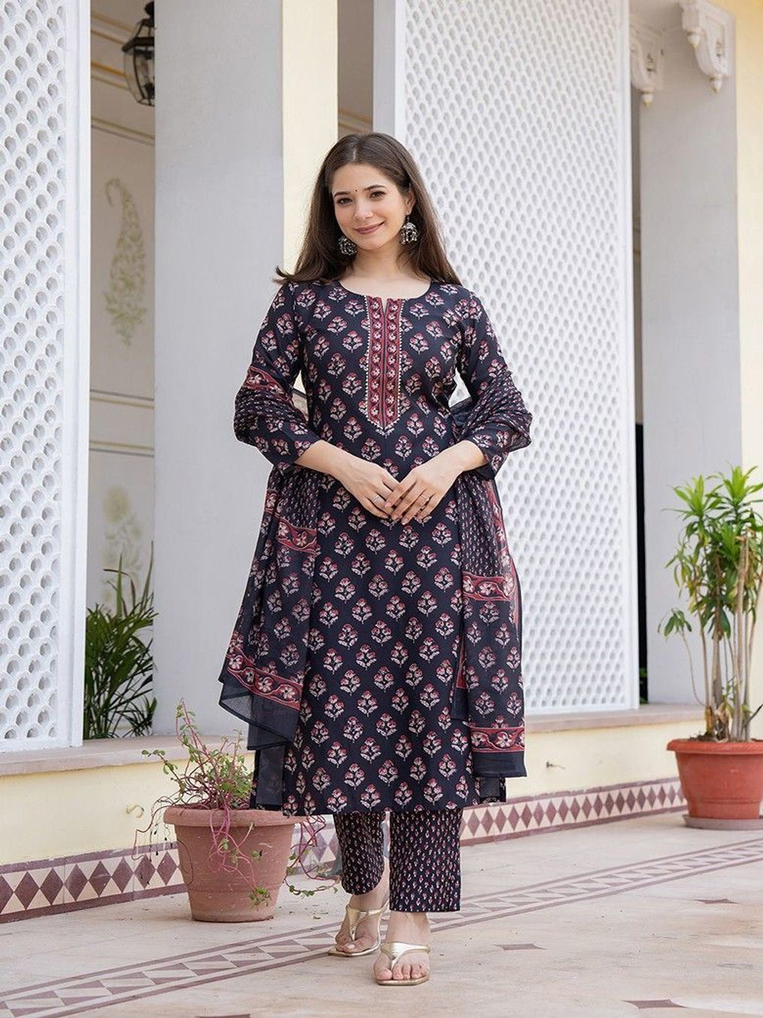 

Modestouze Attires Women Floral Printed Regular Gotta Patti Kurta with Trousers & With Dupatta, Blue