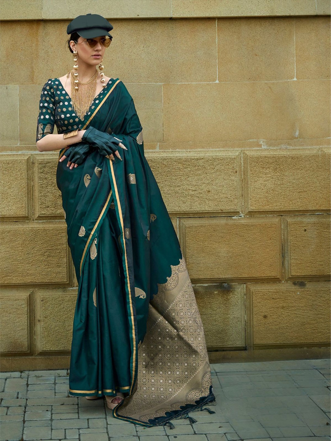 

ODETTE Ethnic Motifs Zari Satin Saree, Green