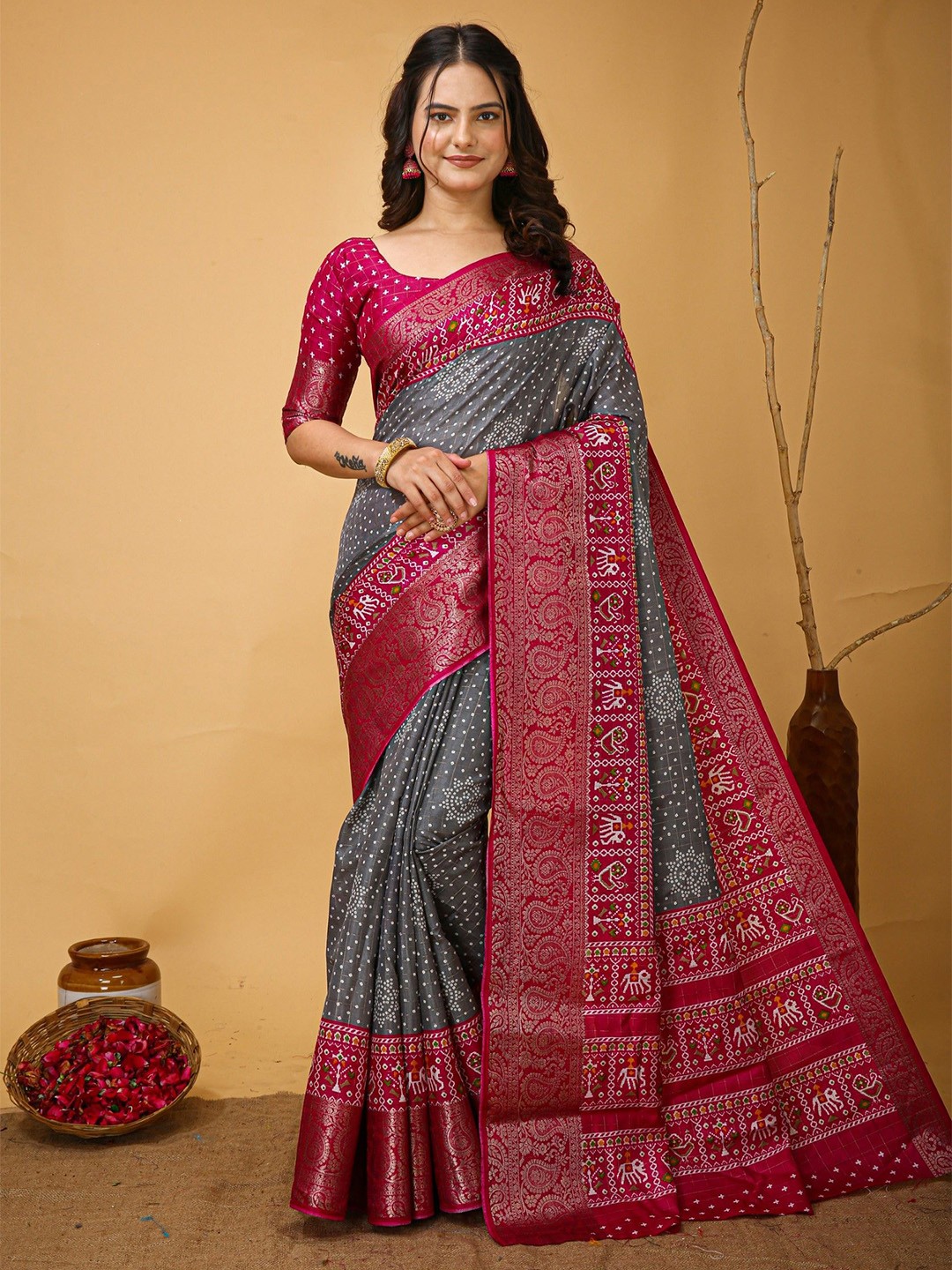

LeeliPeeri Designer Ethnic Motifs Printed Saree, Grey