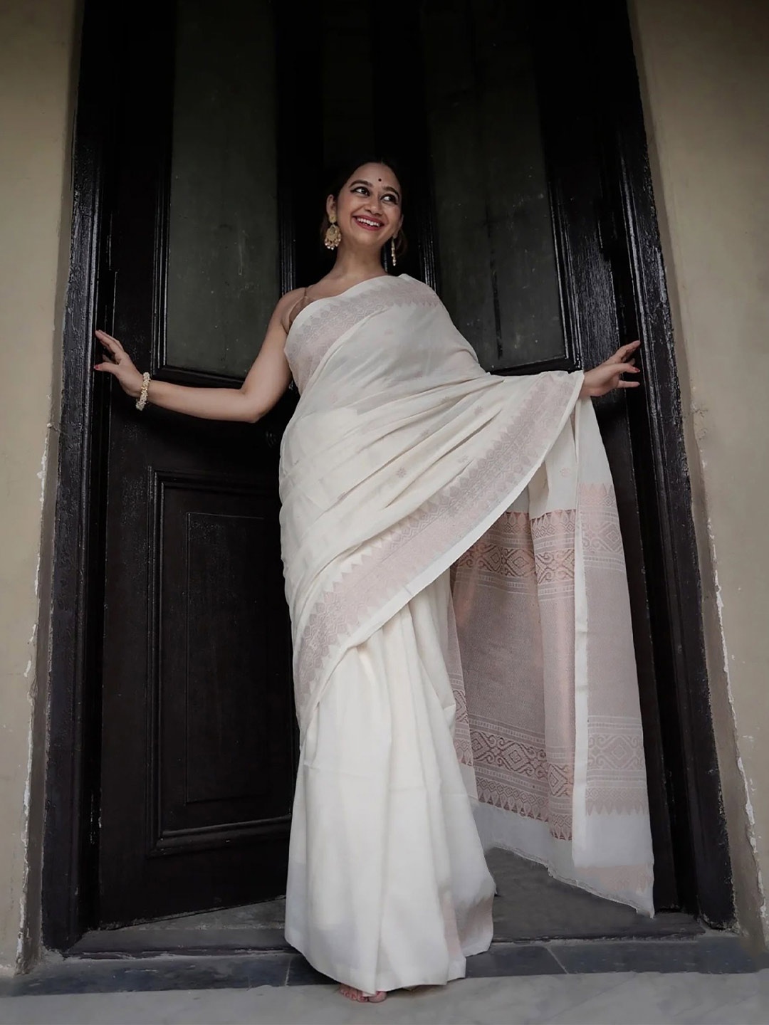 

bigben textile Woven Design Zari Banarasi Saree, White