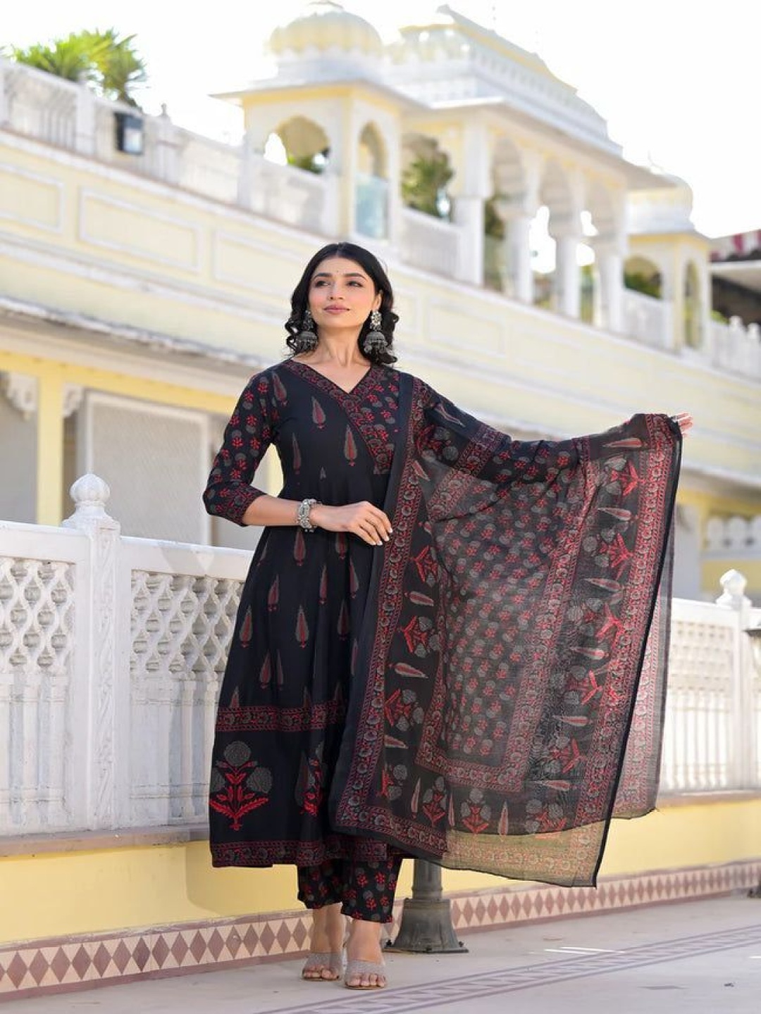 

Modestouze Attires Women Floral Printed Pleated Kurta with Trousers & With Dupatta, Black