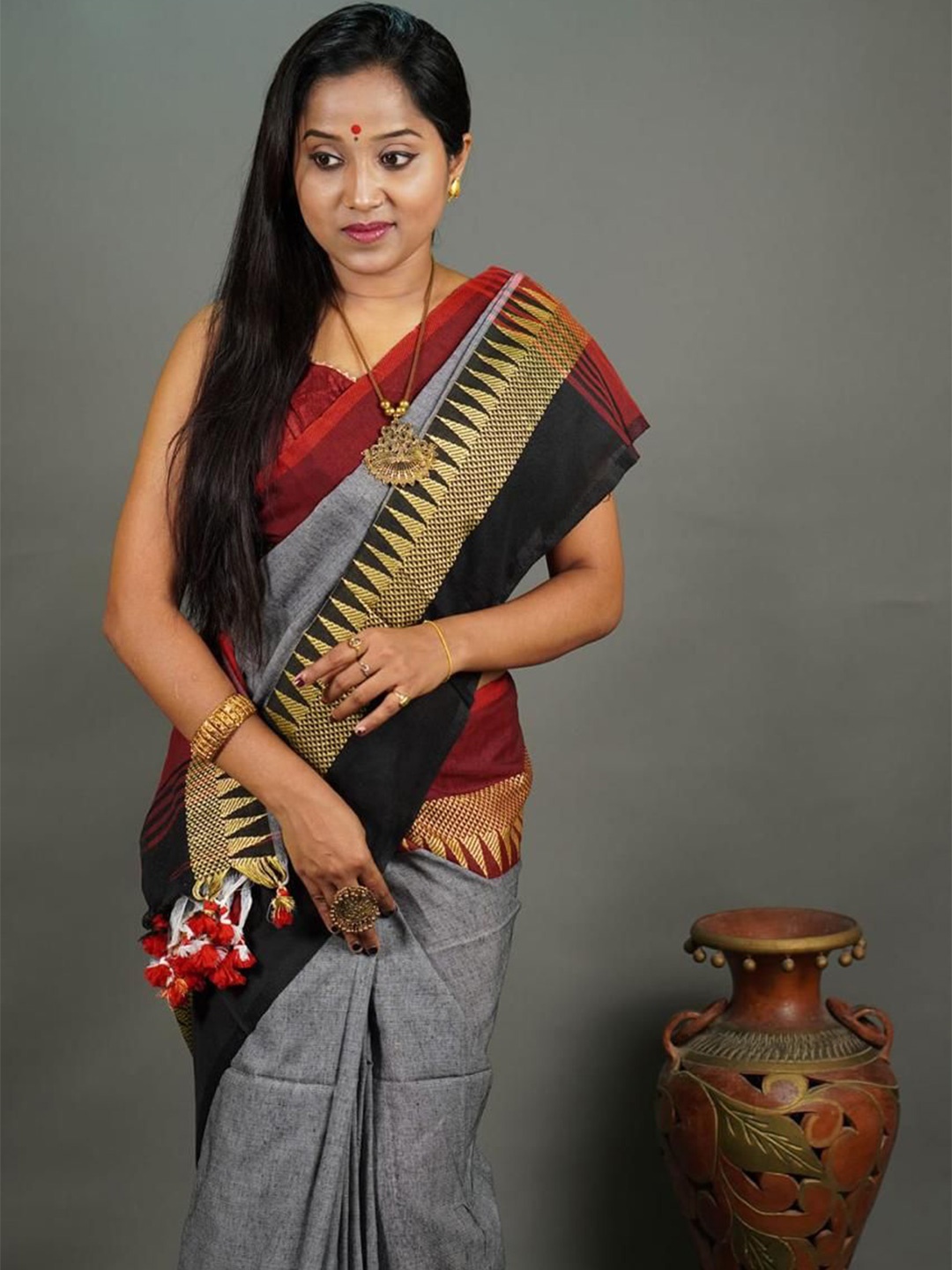 

Ruuprekha Pure Cotton Khadi Saree, Grey