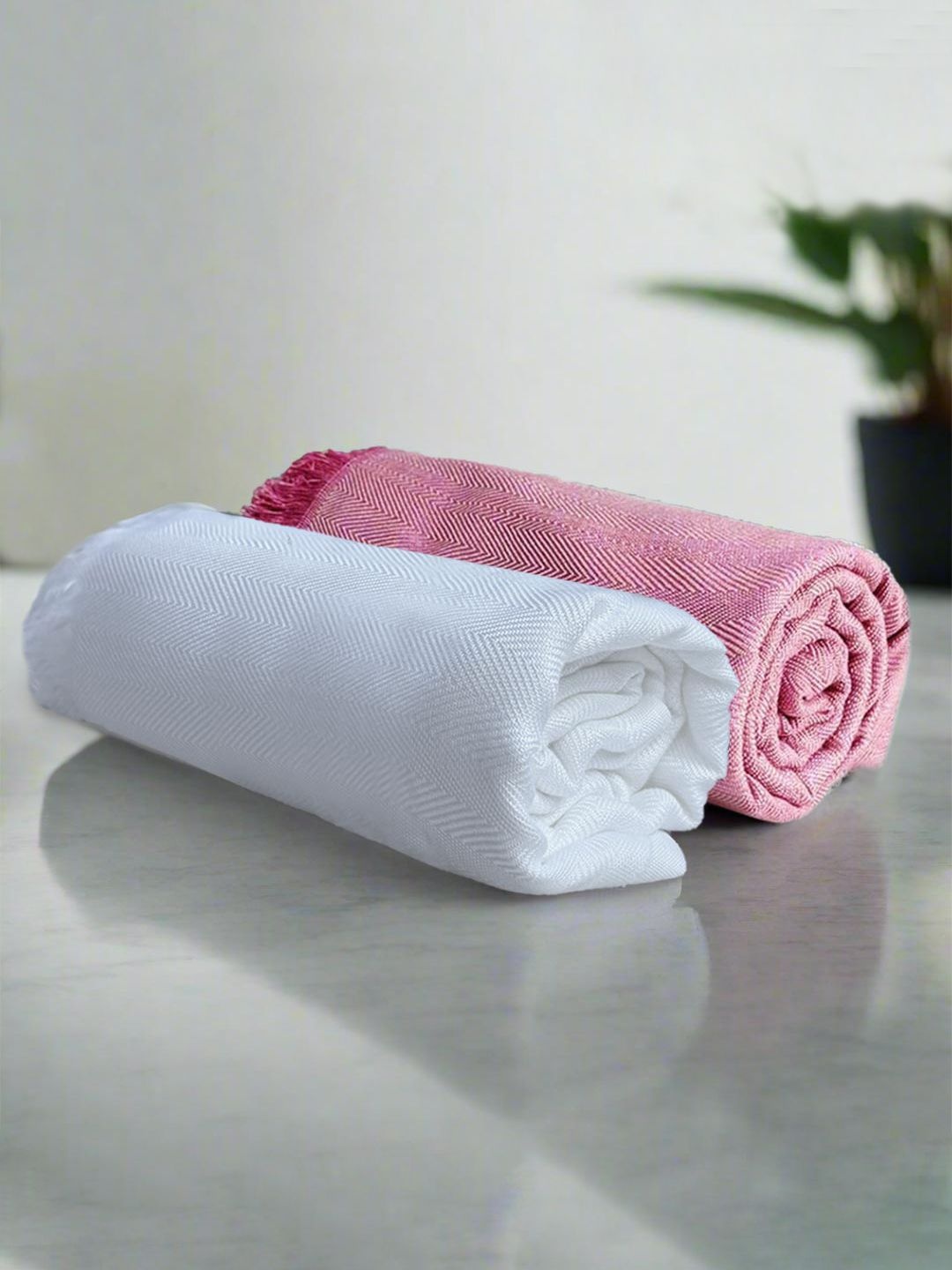 

Heelium Pink & White 2 Pieces Bamboo 250 GSM Bath Towels