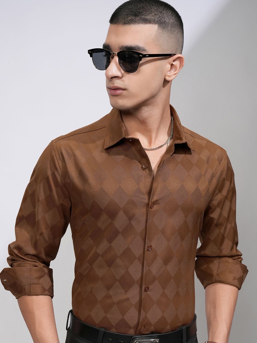 

HIGHLANDER Men Spread Collar Geometric Printed Slim Fit Cotton Casual Shirt, Brown